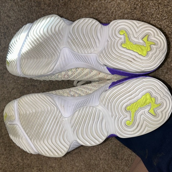 LeBron 16 basketball shoes - Picture 4 of 5